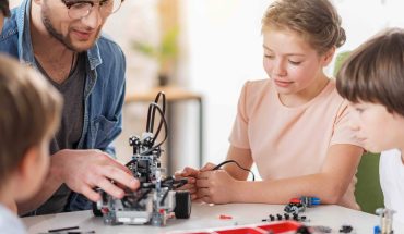 Interested young technicians creating toy; Shutterstock ID 662296549; Projectnummer/WBS-nummer: M507001000000; Uitgave/Naam lesmethode: Onderwijs van Morgen; Redacteur/Traffic manager: Renée Conradi; Anders: nvt